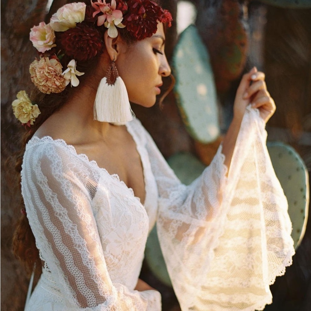 Elegant White Lace Wedding Dress - Picture 4 of 6
